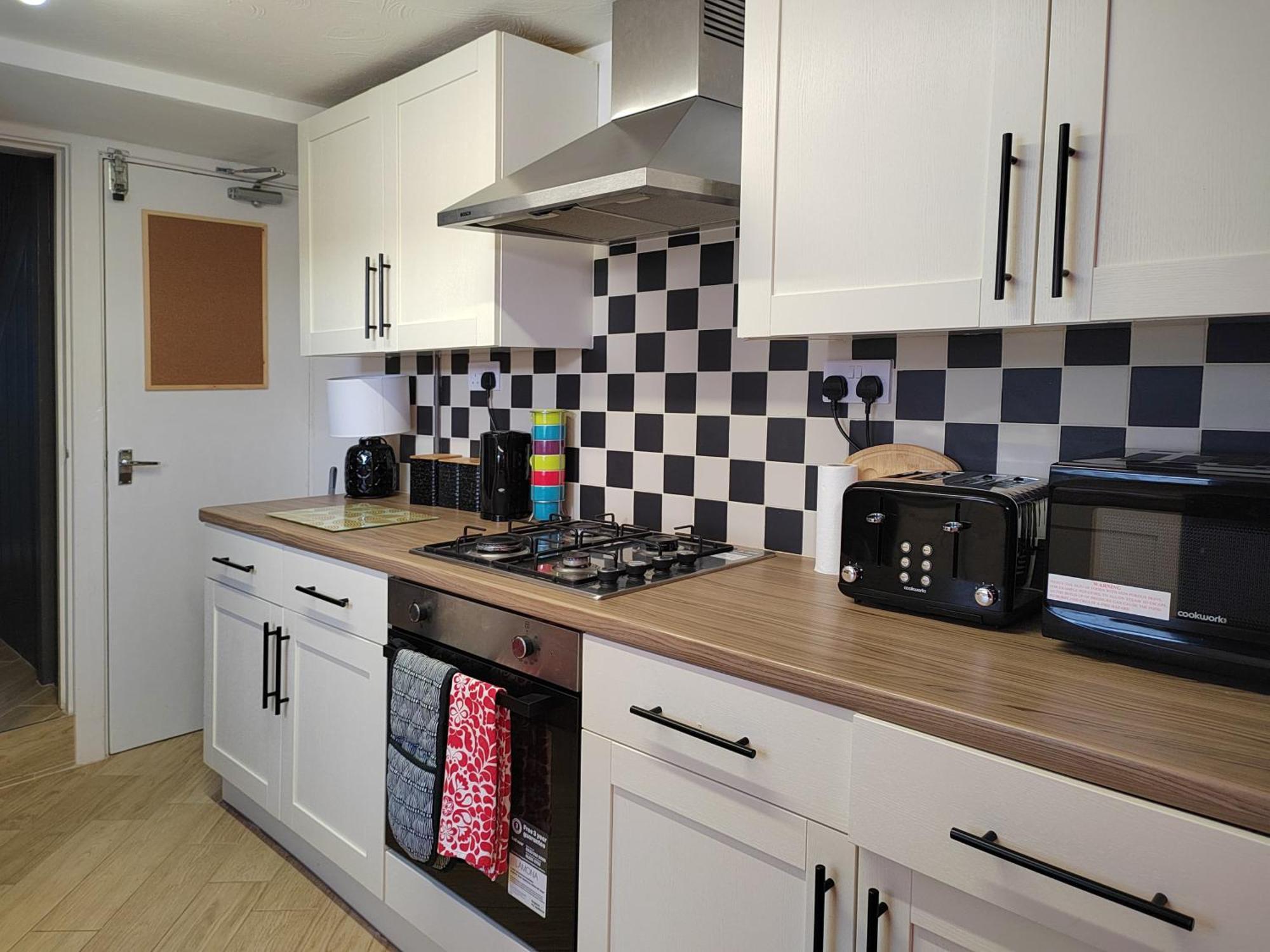 Granville 5Br Townhouse - Ideal For Groups, Families Or Contractors By Suitely 첼튼엄 외부 사진